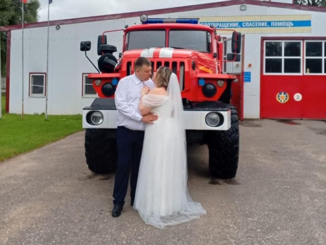 Сотрудник «Мособлпожспаса» отметил свадьбу в пожарной части