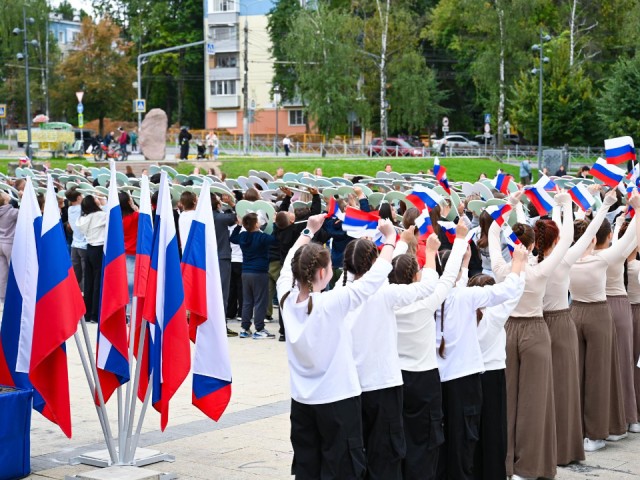 Концерт с мастер-классами провели ко Дню флага в Ленинском округе
