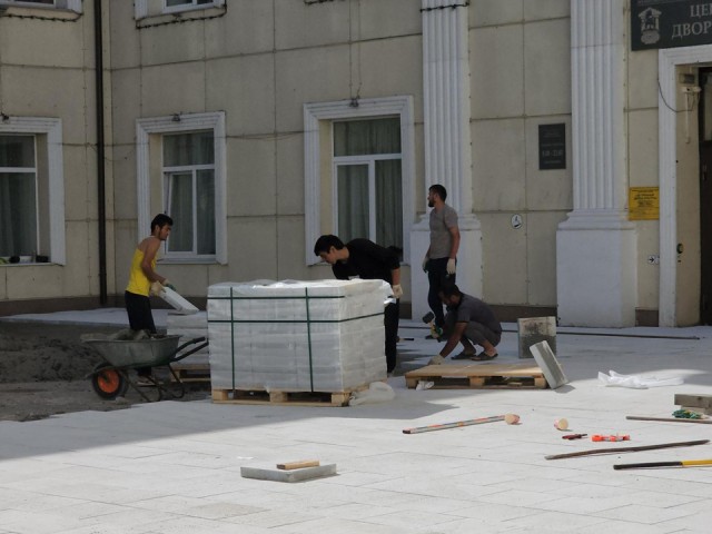 Возле Центрального дворца культуры в Щелкове укладывают особенную плитку