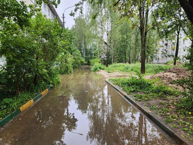 Коммунальщики планируют снизить уровень дождевой воды у дома №28 на Банковской к вечеру