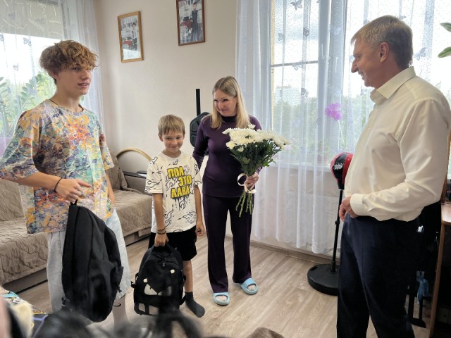 Владимир Жук передал школьные принадлежности сыновьям мобилизованного