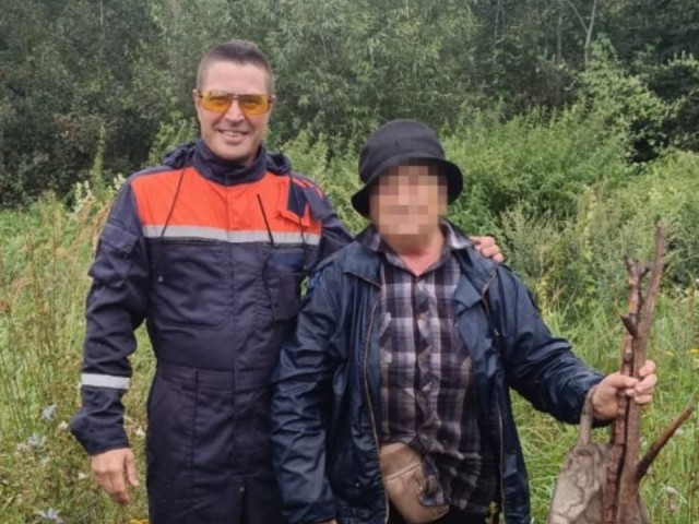 Спасатели разыскали пожилую женщину, заблудившуюся в лесу в Богородском округе