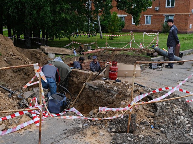 В Мирном переулке меняют запорную арматуру на теплотрассе