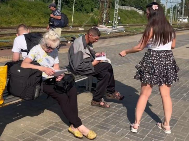 Пассажирам в Клину напомнили о правилах безопасности на железной дороге