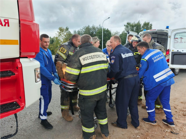 Спасатели оказали помощь водителю, пострадавшему в ДТП в округе Шаховская