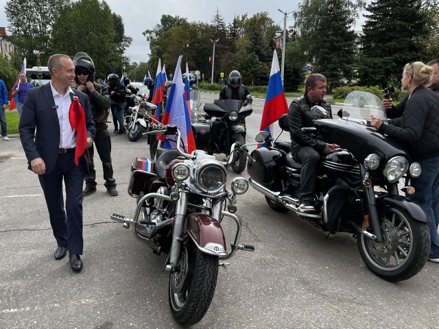 Воскресенцы на мотоциклах и машинах проехались с флагами России по центру города