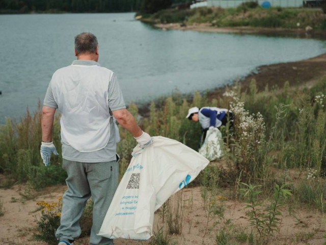 Жители Лосино-Петровского вывезли два КАМАЗа мусора с берегов водоемов