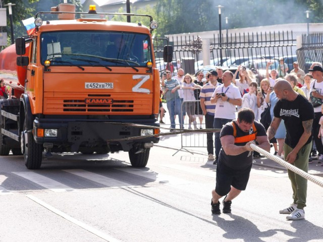 Перед забегом в Подольске атлет столкнул с места грузовик