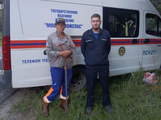 Спасатели разыскали женщину, заблудившуюся в лесу под Егорьевском