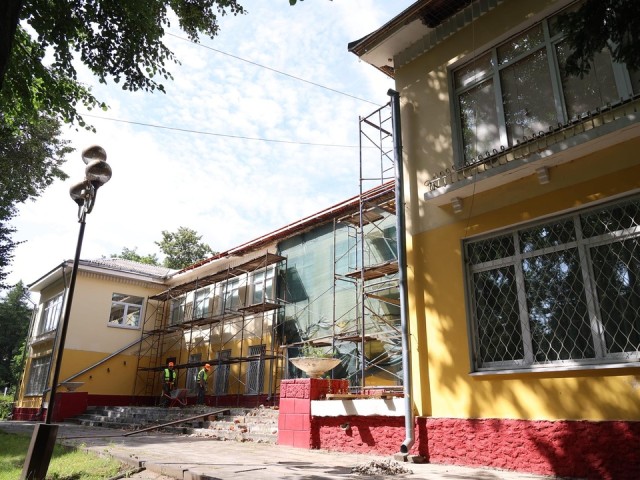 Крышу культурного центра в Дзержинском починят к новому сезону