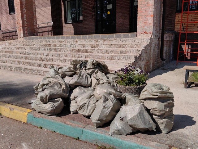 Входную зону отремонтируют к началу учебного года в медвежье-озерской школе