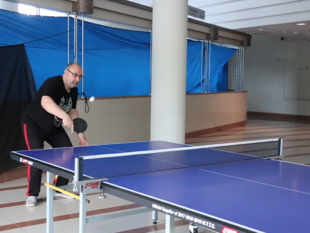 Бабушки и дедушки Видного осваивают настольный теннис