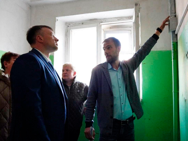 Глава Серпухова встретился с жителями проблемного дома