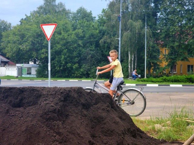 В Дубне на проспекте Боголюбова рядом с многоэтажкой восстанавливают газонные полосы