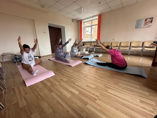 В Клинском родильном доме начали готовить будущих мам к родам с помощью йоги