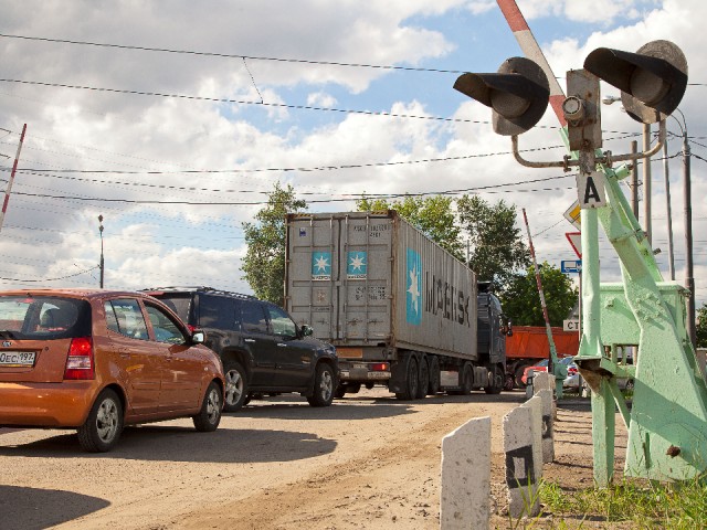 На переезде у Новопетровского частично перекроют движение