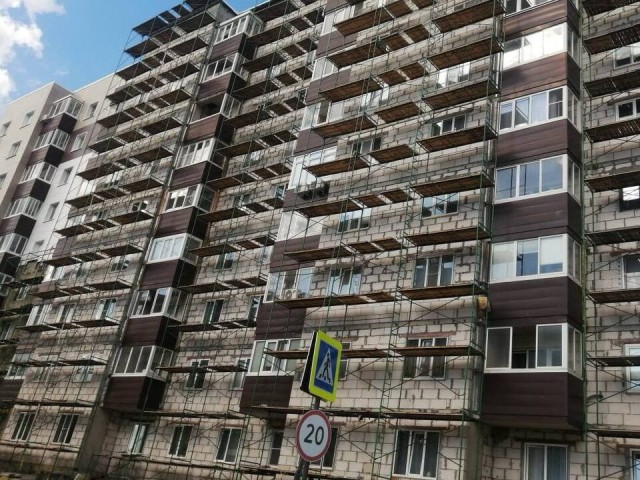 В Майданово утепляют фасад жилого дом