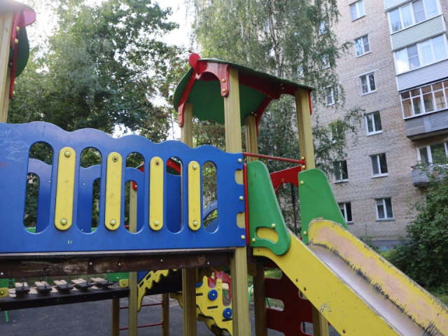 В микрорайоне Октябрьская обновят детскую площадку и отремонтируют лавочки