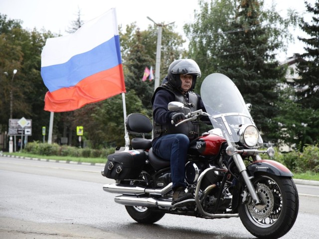 Байкеры и автомобилисты с триколором проехали по улицам Воскресенка