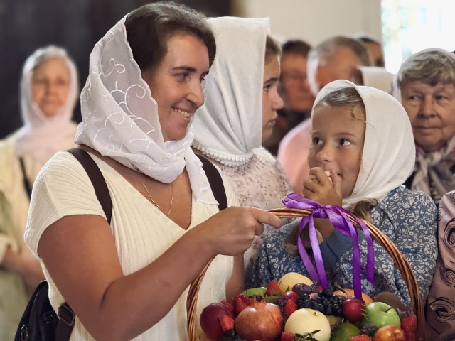 Яблочный спас в Троицком храме отпраздновали особенной службой и дегустацией фруктов