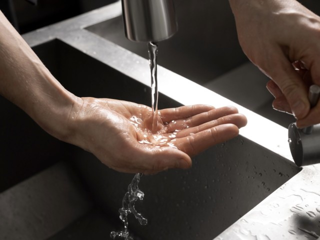 Жильцам дома в ЖК «Елкино» включат горячую воду до 5 сентября