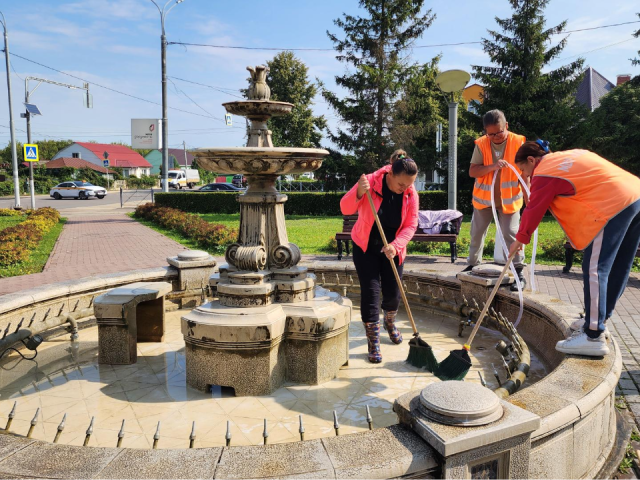 Фонтан на площади Столярова в Серебряных Прудах отмыли и наполнили чистой водой