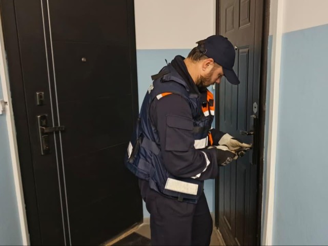 Спасатели освободили больную пенсионерку из запертой квартиры в Сергиевом Посаде