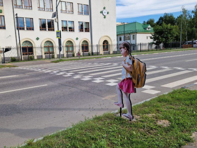 Реалистичные фигуры школьников установили на пешеходном переходе у Физтех-лицея