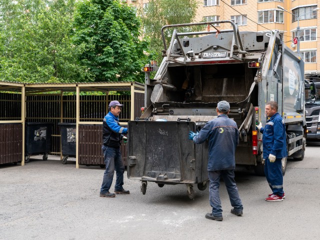 На улице Комсомольской по просьбе жителей очистили мусорные контейнеры