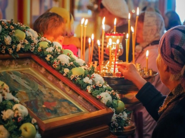 Храмы Сергиево-Посадского округа наполнились ароматом освященных яблок