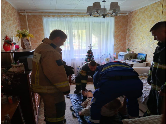 Спасатели помогли медикам транспортировать пациентку в округе Шатура
