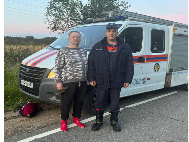 Спасатели вывели из леса женщину, заблудившуюся в Можайском округе