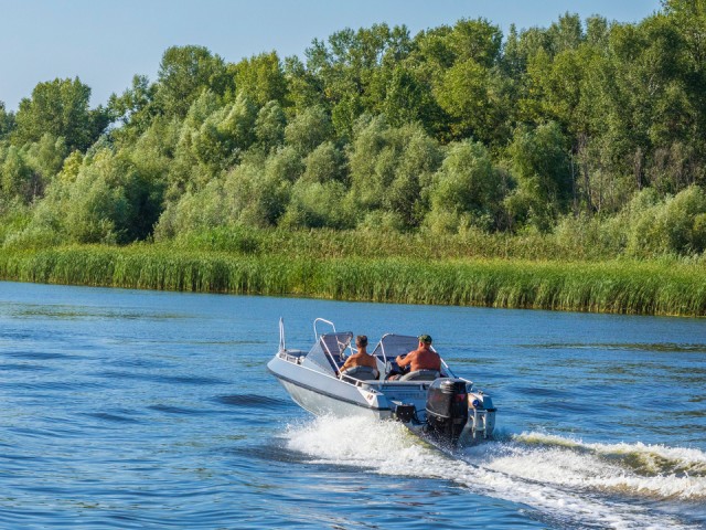 Истринцы устроили катания на моторке после разлива рек