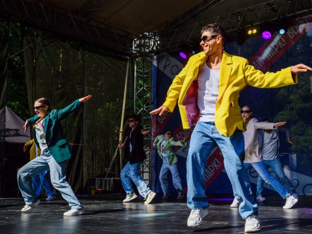 В Сестрорецком парке с аншлага стартовал фестиваль «Клин в танцах»