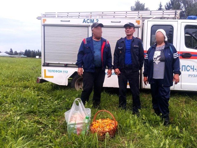 Спасатели нашли и вывели мужчину и женщину, заблудившихся в лесу Рузского округа