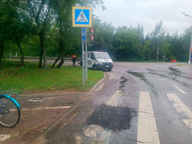 Дорожники заделали яму на пересечении Новой улицы и Болшевского шоссе