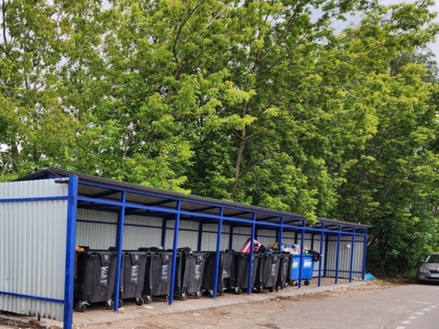 Коммунальщики Солнечногорска привели в порядок контейнерную площадку на Советской