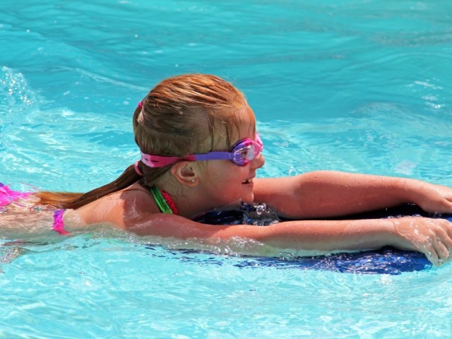 Как занятия в воде помогают детям расти здоровыми и счастливыми