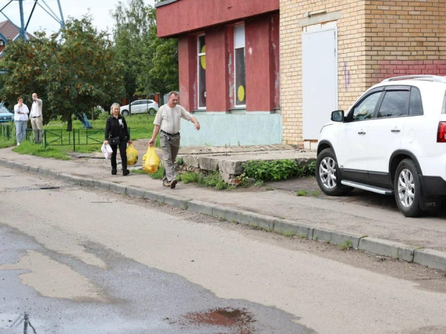 В микрорайоне Пироговский расширят дорогу на Фабричной улице