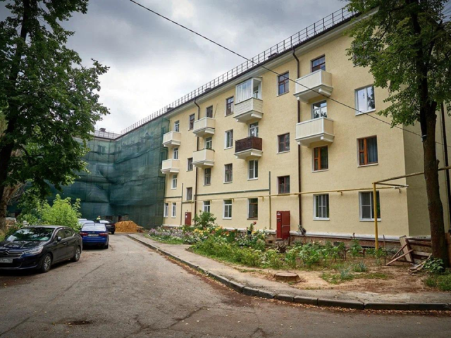 В Воскресенске строители сняли старую штукатурку и обновили отмостку дома на ул. Победы