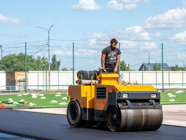 На стадионе «Авангард» в Домодедове укладывают новое покрытие на футбольном поле