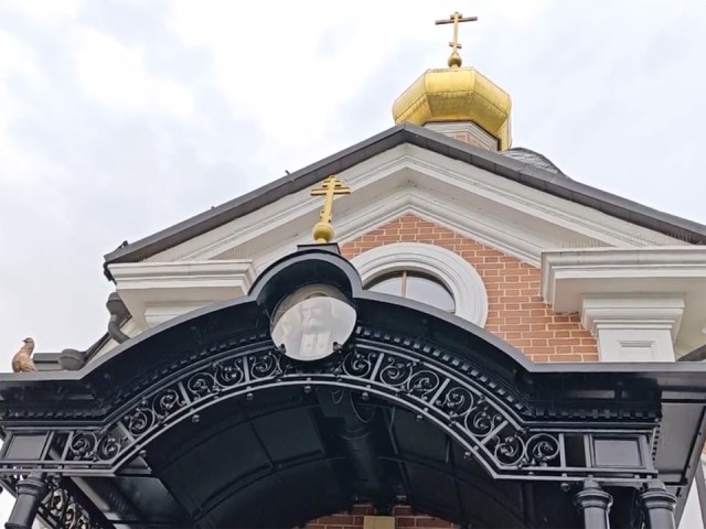 Икону Серафима Саровского освятили на фасаде Серафимовского храма