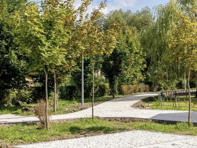 В сквере в поселке Верея установили наружное освещение