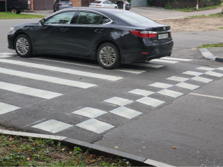 На улице Ленина обновляют дорожную разметку