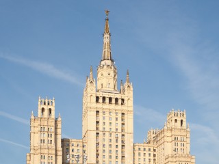 В Москве задержали двух человек, забравшихся на шпиль сталинской высотки