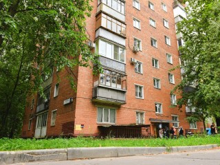 В Химках ремонтируют подъезд дома на улице Парковая