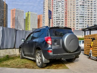 За парковку на детских площадках жители Подмосковья остались без машин