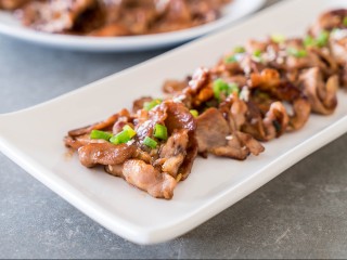 Что приготовить на ужин: быстрый рецепт нежной куриной печени в сметанном соусе