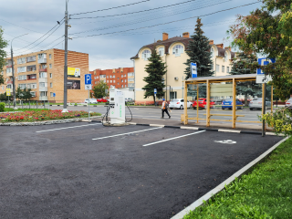 Новый асфальт возле МФЦ в Серебряных Прудах решил проблему с лужами