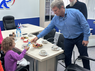 Детям без вести пропавшего участника СВО вручили подарки накануне нового учебного года